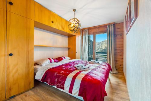 1 dormitorio con 1 cama grande con manta roja y blanca en Les Hauts-de-Nendaz A C5 - 5 pers - pres des piste, en Nendaz