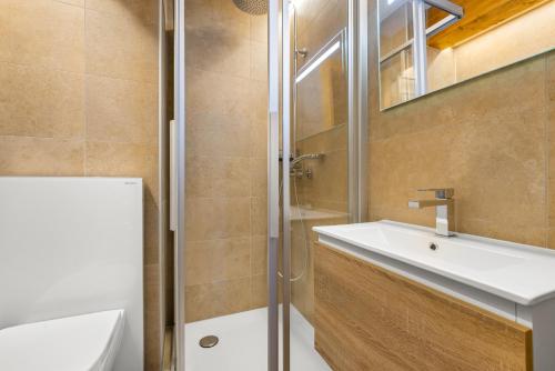 y baño con lavabo y ducha. en Les Hauts-de-Nendaz A C5 - 5 pers - pres des piste, en Nendaz