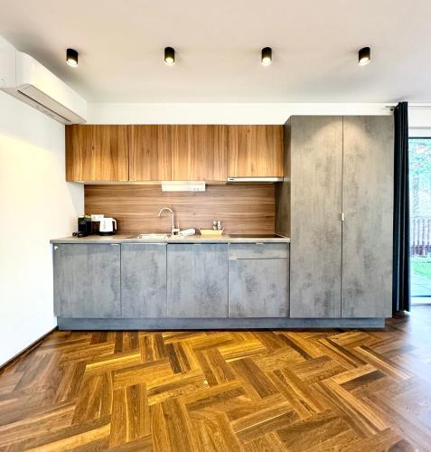 Möblierte Wohnung + Parkplatz und Terrasse
