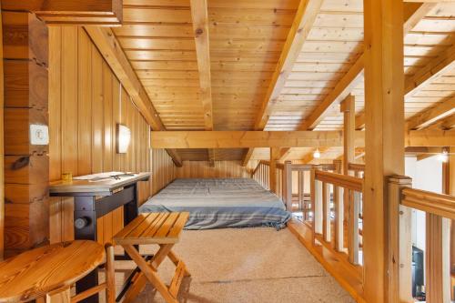 una camera con un letto in una cabina di legno di Mille-Feuilles - 8 pers - belle vue a Plan Fey