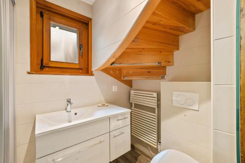 un piccolo bagno con lavandino e finestra di Mille-Feuilles - 8 pers - belle vue a Plan Fey