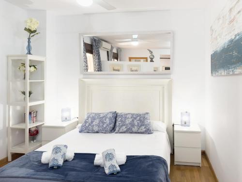 ein Schlafzimmer mit einem Bett mit zwei Kissen darauf in der Unterkunft Estudio Playa Palo in Málaga