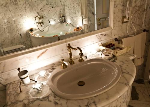 Koupelna v ubytování Palazzo Volta Boutique Luxury B&B