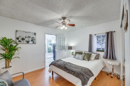 een slaapkamer met een bed en een plafondventilator bij Los Angeles Apartment with Large Outdoor Patio! in Los Angeles