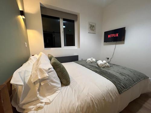 Rooms with En suite Contractors-Businesses-Relocator friendly tesisinde bir odada yatak veya yataklar