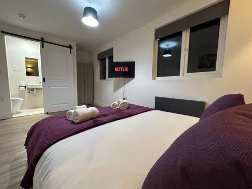 Rooms with En suite Contractors-Businesses-Relocator friendly tesisinde bir odada yatak veya yataklar