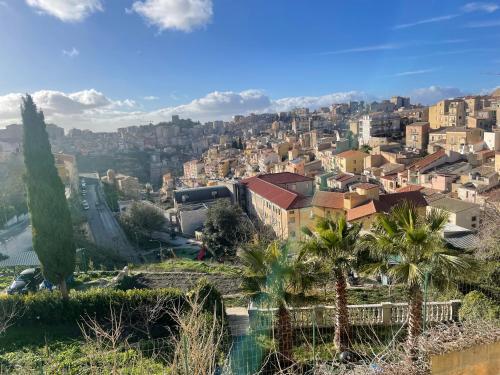 - une vue sur une ville avec des palmiers et des bâtiments dans l'établissement Archetto-casa vacanze, à Enna