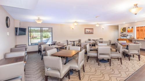 a restaurant with tables and chairs in a room at Magnuson Grand Pikes Peak in Manitou Springs
