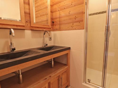 une cuisine avec un évier et une douche dans l'établissement Charmant 3 Pièces à 100m des Pistes, Idéal Famille avec Balcon, Animaux Acceptés - FR-1-182-199, à Les Allues