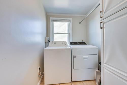 uma máquina de lavar e secar roupa num quarto com uma janela em Badgers Island Condo Near Restaurants and Marina! em Kittery