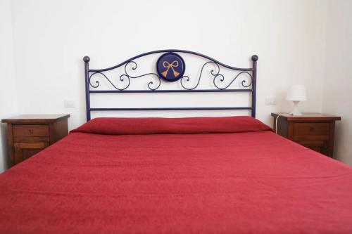 um quarto com uma cama vermelha e um edredão vermelho em Il Gelso di Francesco - N5 em Cecina