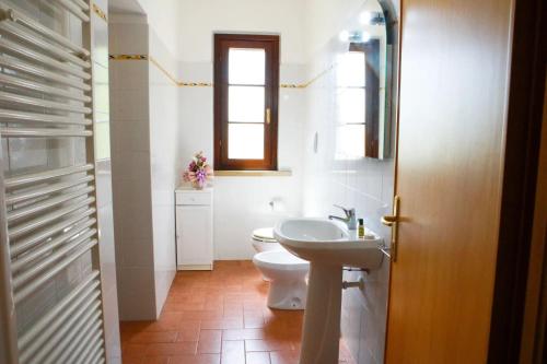 een badkamer met een wit toilet en een wastafel bij Il Gelso di Francesco - N5 in Cecina