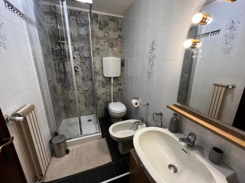 サヴォーナにあるCasa vacanza "Collodi"のバスルーム(シャワー、洗面台、トイレ付)
