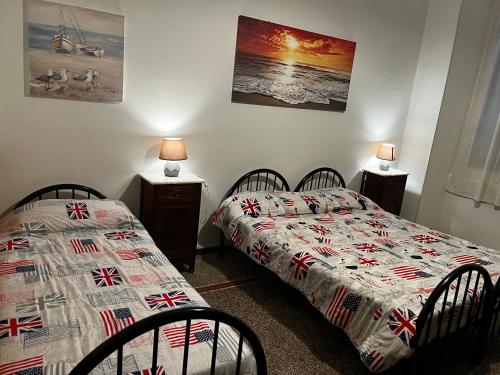 サヴォーナにあるCasa vacanza "Collodi"のベッドルーム1室(隣り合わせのベッド2台付)