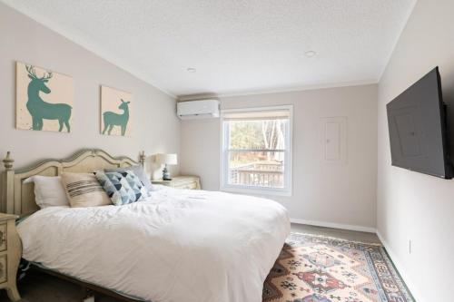 um quarto com uma cama e uma janela em Modern Cozy Waterfront Cottage with Fireplace em Livingston Manor