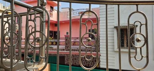 uma fila de portões de metal em frente a um edifício em Anshi Home Stay em Varanasi