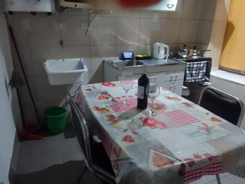 Mendoza Alquileres D10 في سيوداد لوجان دي كويو: مطبخ مع طاولة مع كؤوس للنبيذ عليه