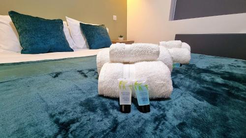 um quarto com uma cadeira branca e uma cama em Rooms with En suite Contractors-Businesses-Relocator friendly em Luton