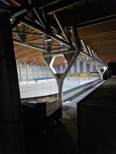 vista su una pista di hockey in un edificio di Apartmani Vukman a Delnice