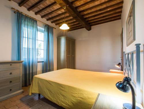 1 dormitorio con 1 cama, vestidor y ventana en Podere Simonetta - A3, en Cecina