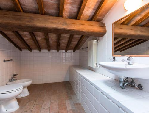 - Baño con 2 lavabos y aseo en Podere Simonetta - A3, en Cecina