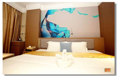 Gulta vai gultas numurā naktsmītnē pristinehotel阳光商务酒店
