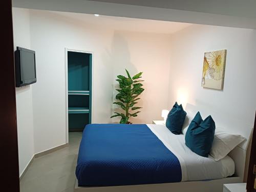 ナポリにあるBORGO LORETO NAPLESのベッドルーム1室(青と白のベッド、青の枕付)