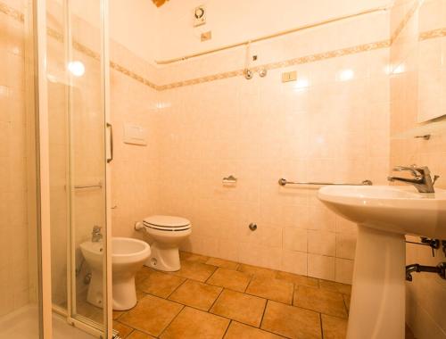 een badkamer met een toilet en een wastafel bij Podere La Pinetina - Ct1 in Cecina