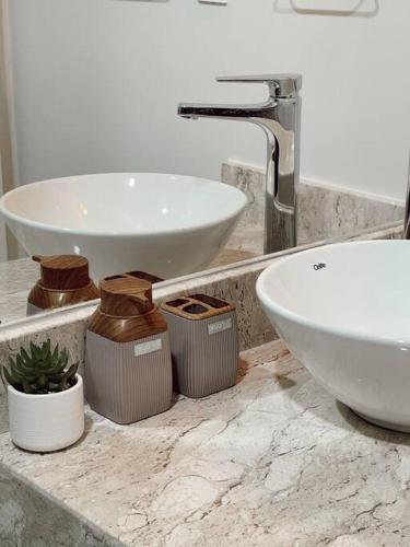 a bathroom with two sinks on a marble counter at Acogedor departamento! in Luque
