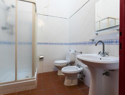 uma casa de banho com um WC, um lavatório e um chuveiro em Podere La Pinetina - Ct6 em Cecina