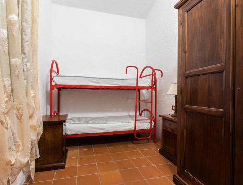 um quarto com um beliche vermelho num quarto em Podere La Pinetina - Ct6 em Cecina