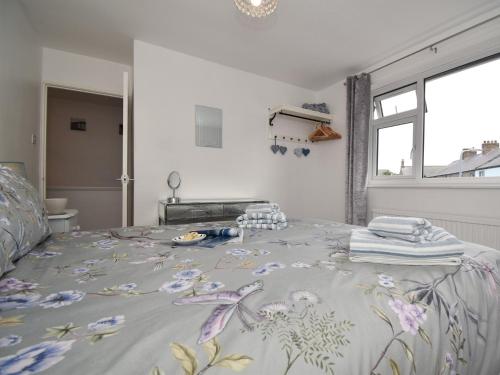 um quarto com uma cama com colcha floral em 2 Bed in Seahouses 86092 em North Sunderland