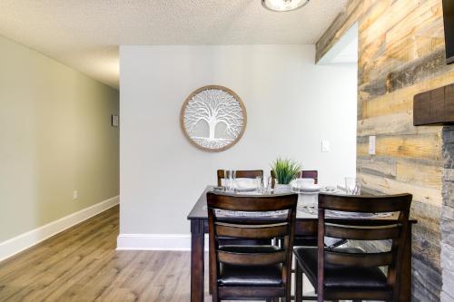Foto dalla galleria di Gatlinburg Condo with Smoky Mtn Views Walk to Dwtn! a Gatlinburg
