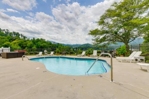 Piscina di Gatlinburg Condo with Smoky Mtn Views Walk to Dwtn! o nelle vicinanze
