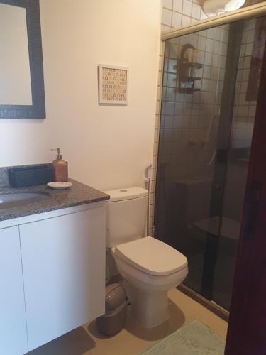 ブジオスにあるLINDA CASA CONDOMÍNIO EM BÚZIOSのトイレとシャワー付きの白いバスルーム
