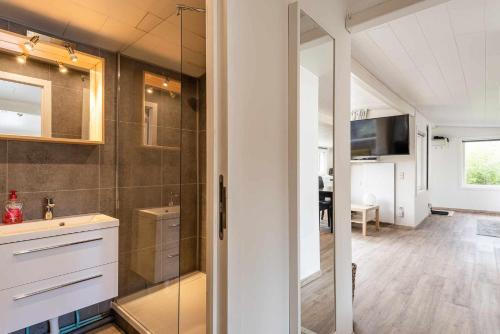 uma casa de banho com um lavatório e um chuveiro num quarto em Chalet in Ursel em Aalter