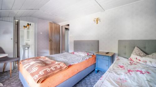 um quarto com 2 camas e uma cómoda azul em Górska Róża em Szklarska Poręba