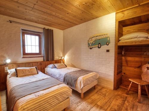 - une chambre avec 2 lits dans une cabane en bois dans l'établissement Ferme rénovée à Morillon - Sauna, Terrasse, 3 Chambres - FR-1-642-10, à Morillon