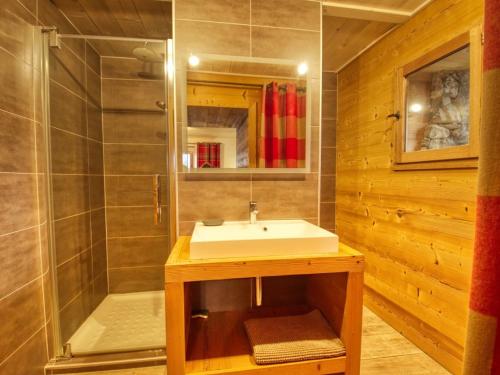 une salle de bain avec un lavabo et une douche dans l'établissement Ferme rénovée à Morillon - Sauna, Terrasse, 3 Chambres - FR-1-642-10, à Morillon