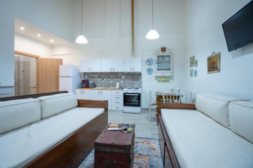 uma sala de estar com dois sofás e uma cozinha em Fyllenia Country Home, Aridaia, Pozar Baths em Chrýsa