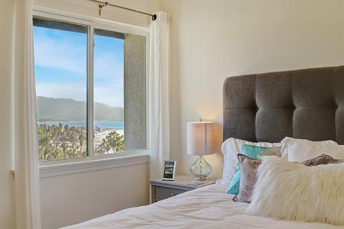 um quarto com uma cama e vista para o oceano em Leadbetter Beach Retreat em Santa Bárbara
