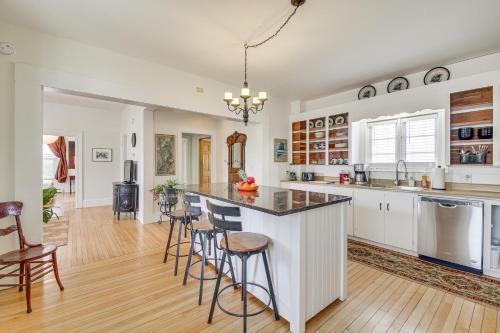 Dapur atau dapur kecil di Tasteful Gardiner Triplex Near Downtown Augusta!