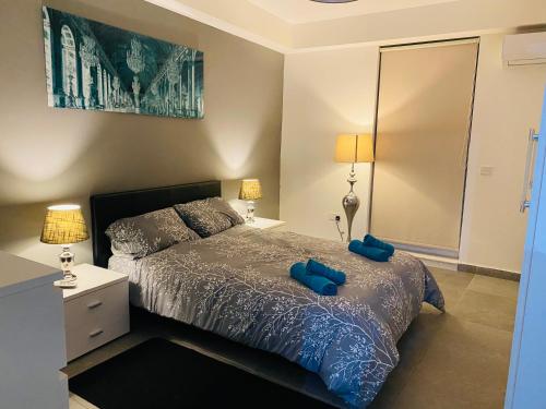 Una cama o camas en una habitación de Sliema Seaview & seafront- APT 9, 49 Tigne Point Mansions