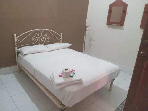 Una cama blanca con una bandeja con una taza. en Hotel Conquistador Veracruz en Veracruz
