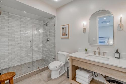 een badkamer met een douche, een toilet en een wastafel bij Villa Castillo 4 in Santa Barbara