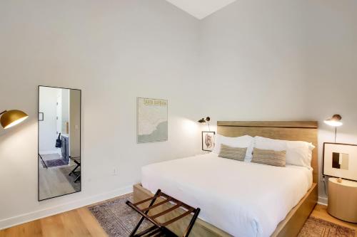 una camera con un grande letto e uno specchio di Villa Castillo 1 a Santa Barbara