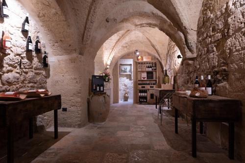 una camera con un muro in pietra e una cantina di San Francesco Bed & Breakfast ad Altamura