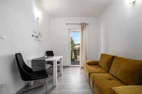 una sala de estar con un sofá y una mesa en Astrid 1 by Briskva, en Rabac