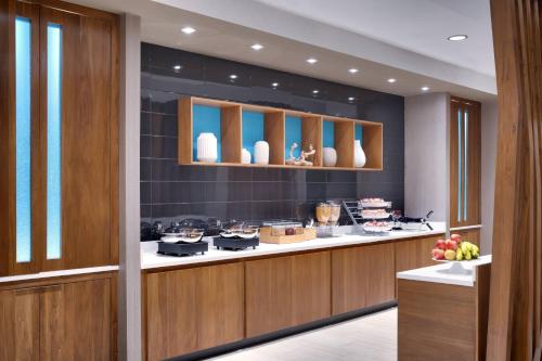 uma cozinha com um balcão com comida em SpringHill Suites by Marriott El Paso Airport em El Paso
