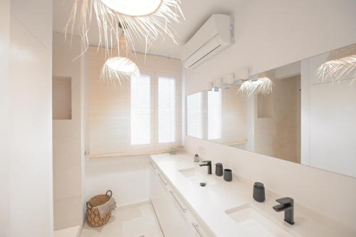 een badkamer met 2 wastafels en een grote spiegel bij Coco Calpe in Calpe